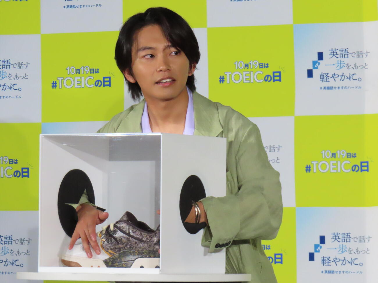 英語で「箱の中身はなんだろな」ゲームに挑戦する加藤清史郎