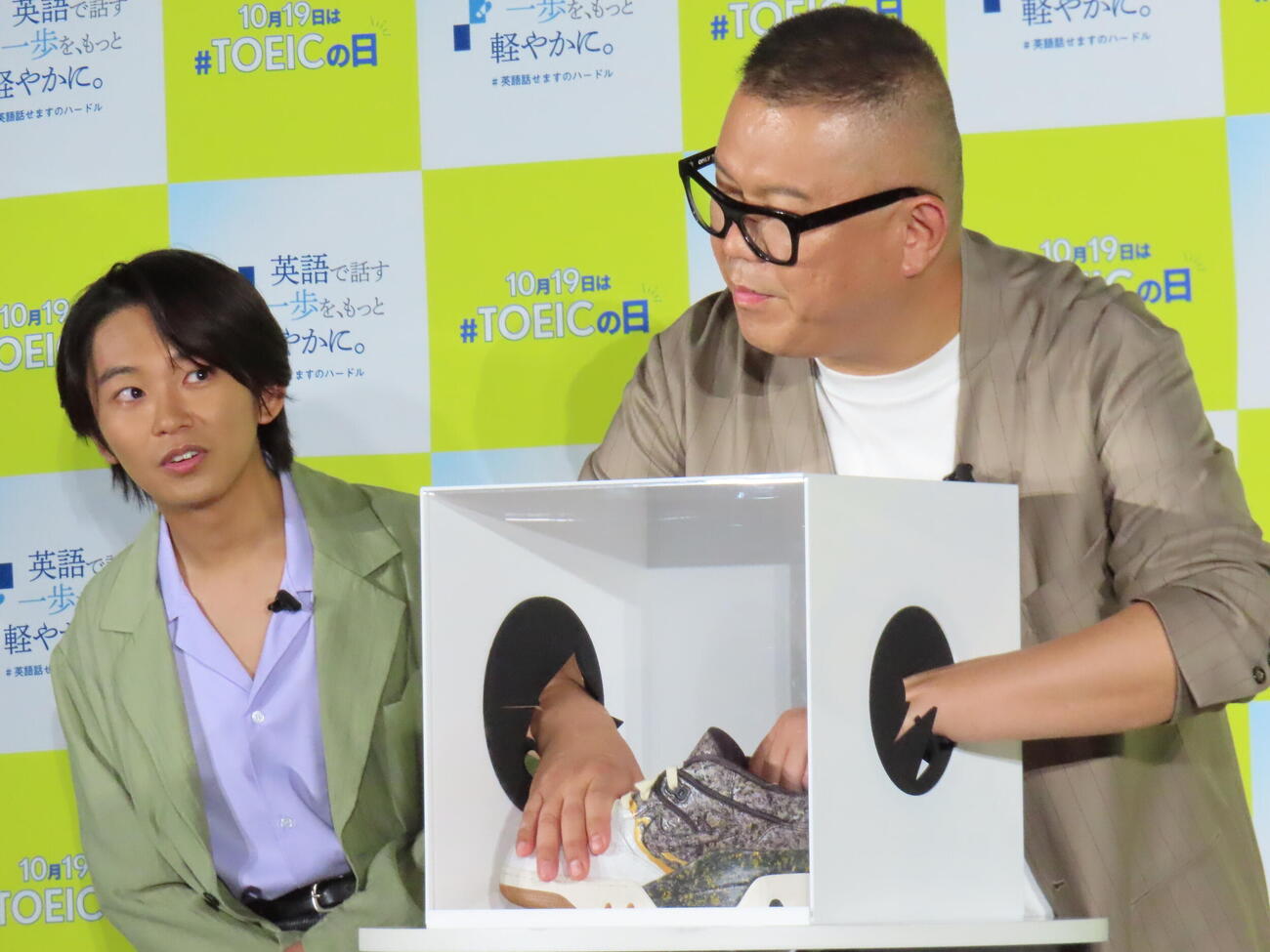 英語で「箱の中身はなんだろな」ゲームに挑戦する加藤清史郎（左）とシソンヌ長谷川忍