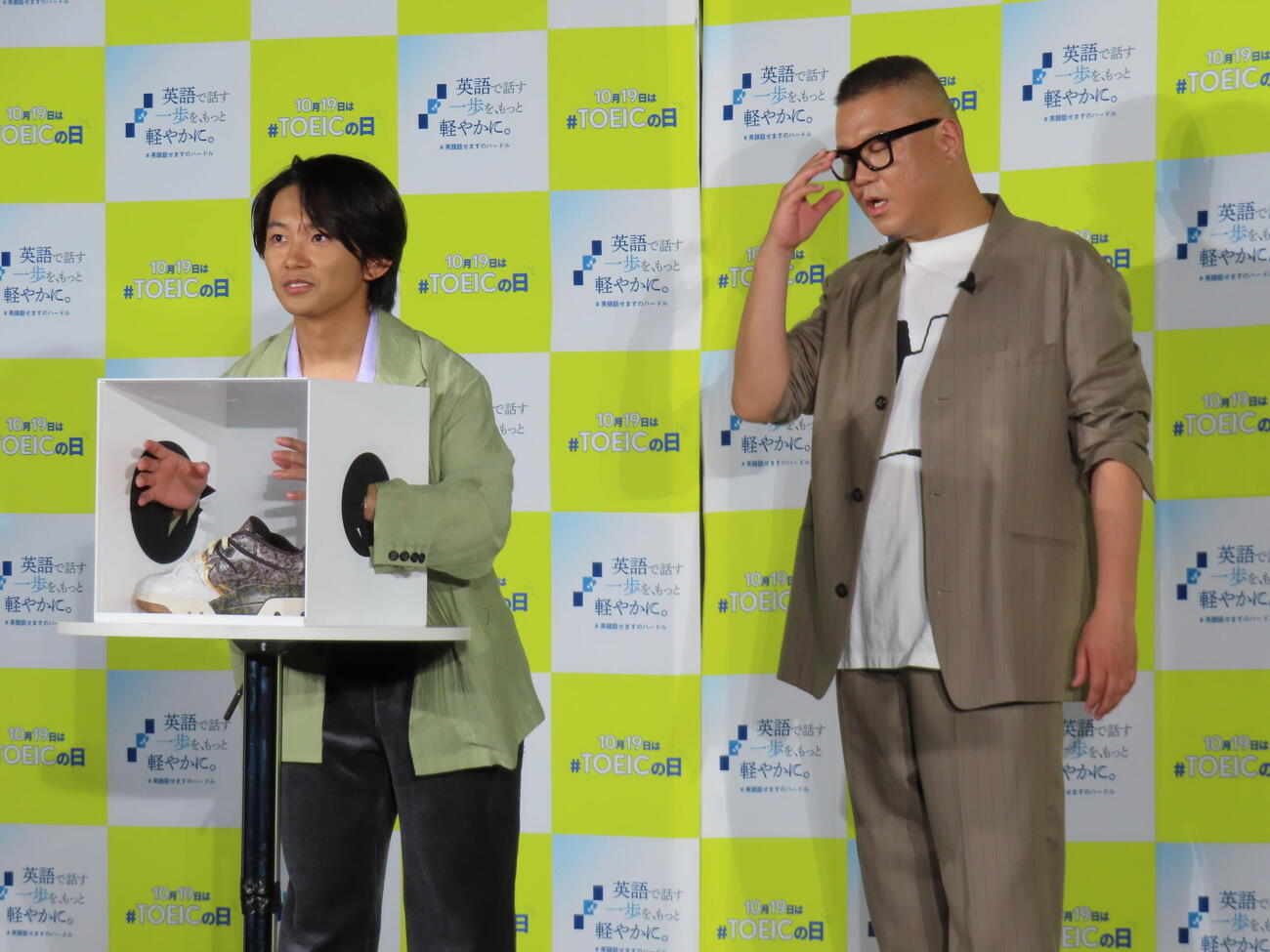 英語で「箱の中身はなんだろな」ゲームに挑戦する加藤清史郎（左）とシソンヌ長谷川忍