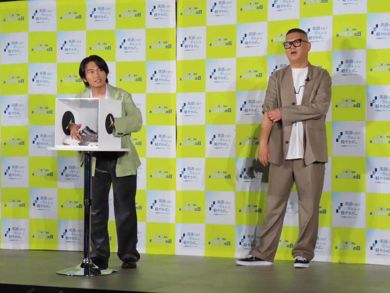 英語で「箱の中身はなんだろな」ゲームに挑戦する加藤清史郎（左）とシソンヌ長谷川忍