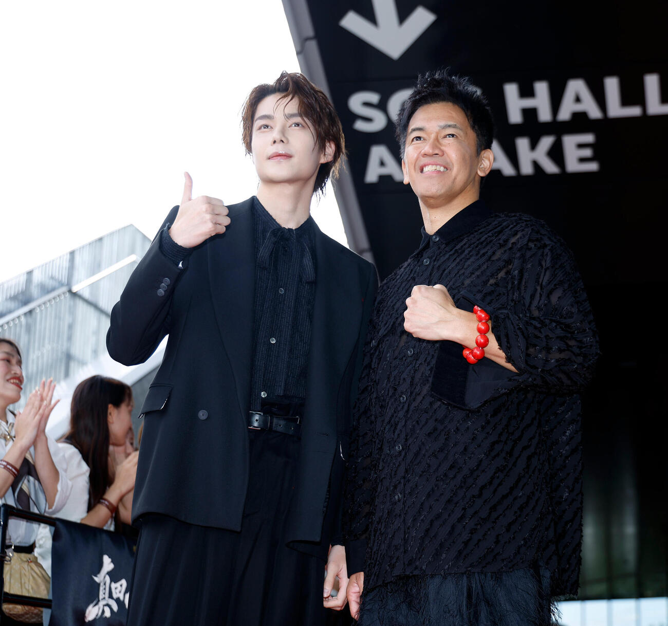 レッドカーペットを歩き、記念撮影を行う今井竜太郎（左）と武井壮（撮影・山本朝陽）