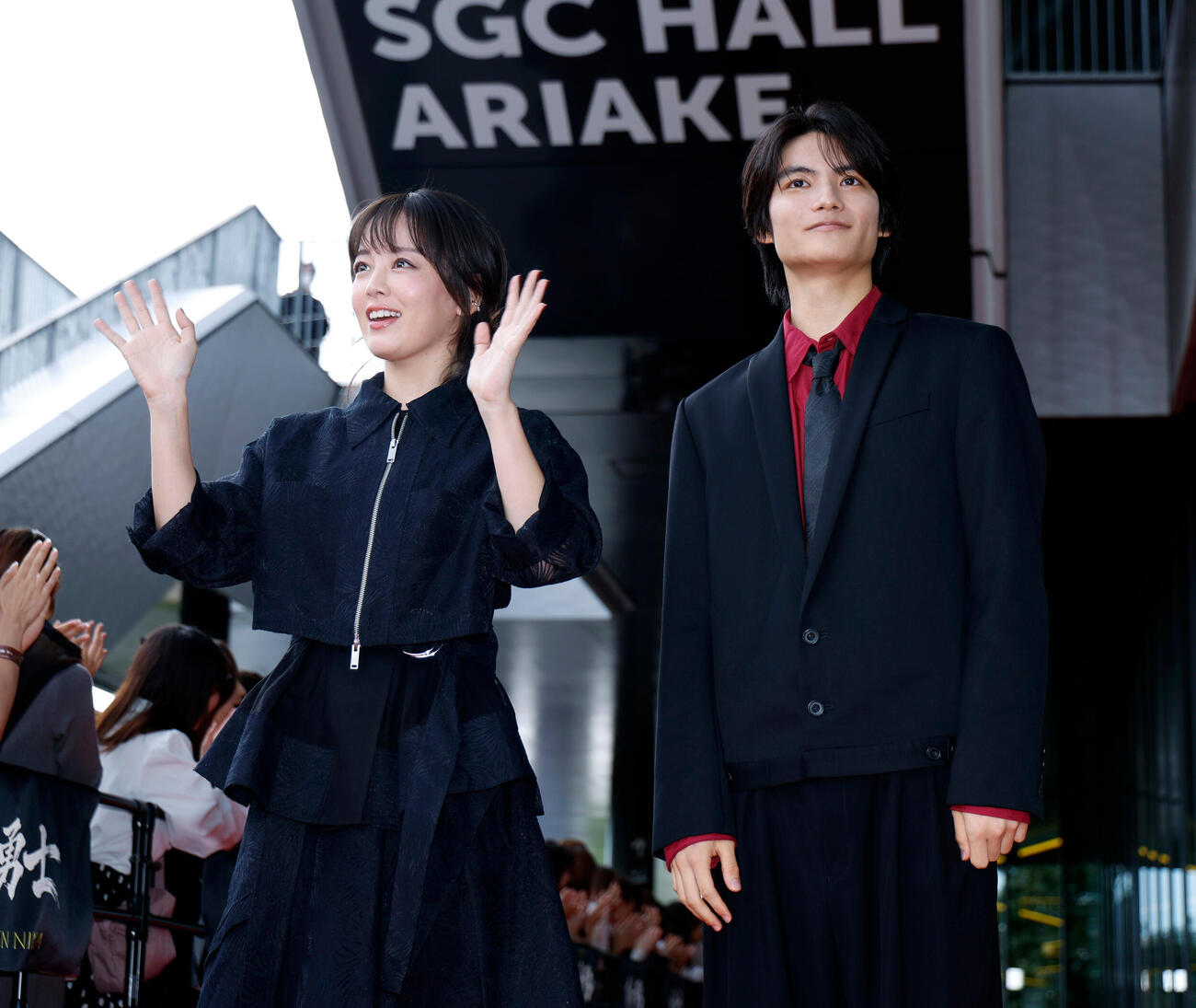 レッドカーペットを歩き、記念撮影を行う伊原六花（左）と城桧吏（撮影・山本朝陽）