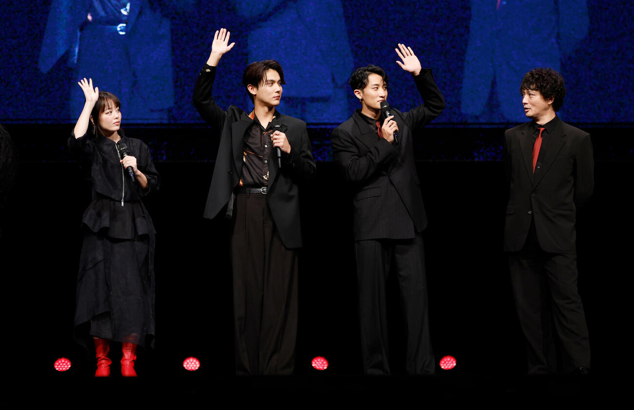 舞台あいさつでのイベントを楽しむ登壇者左から伊原六花、中川大志、岩本照、安藤政信（撮影・山本朝陽）