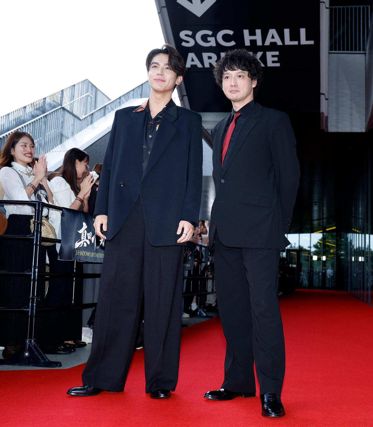 レッドカーペットを歩く中川大志（左）と安藤政信（撮影・山本朝陽）