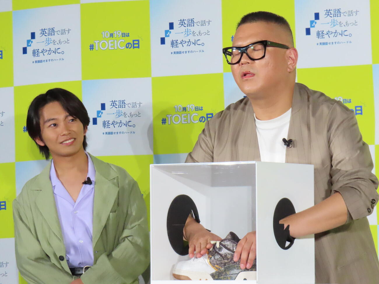 英語で「箱の中身はなんだろな」ゲームに挑戦する加藤清史郎（左）とシソンヌ長谷川忍
