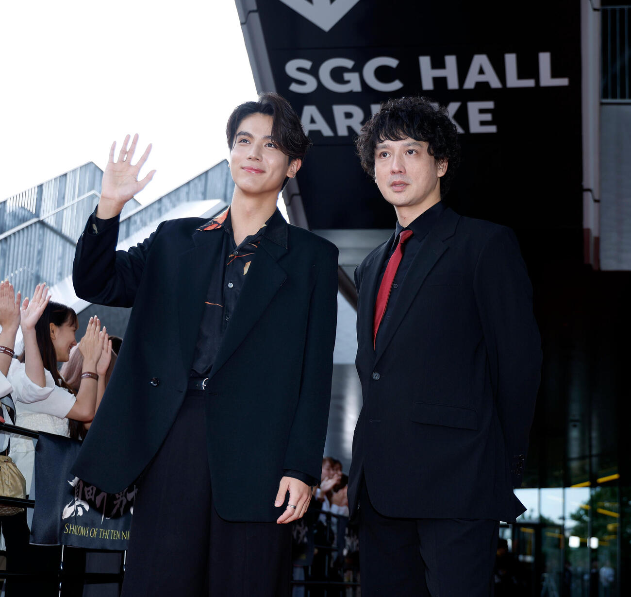 レッドカーペットを歩き、記念撮影を行う中川大志（左）と安藤政信（撮影・山本朝陽）