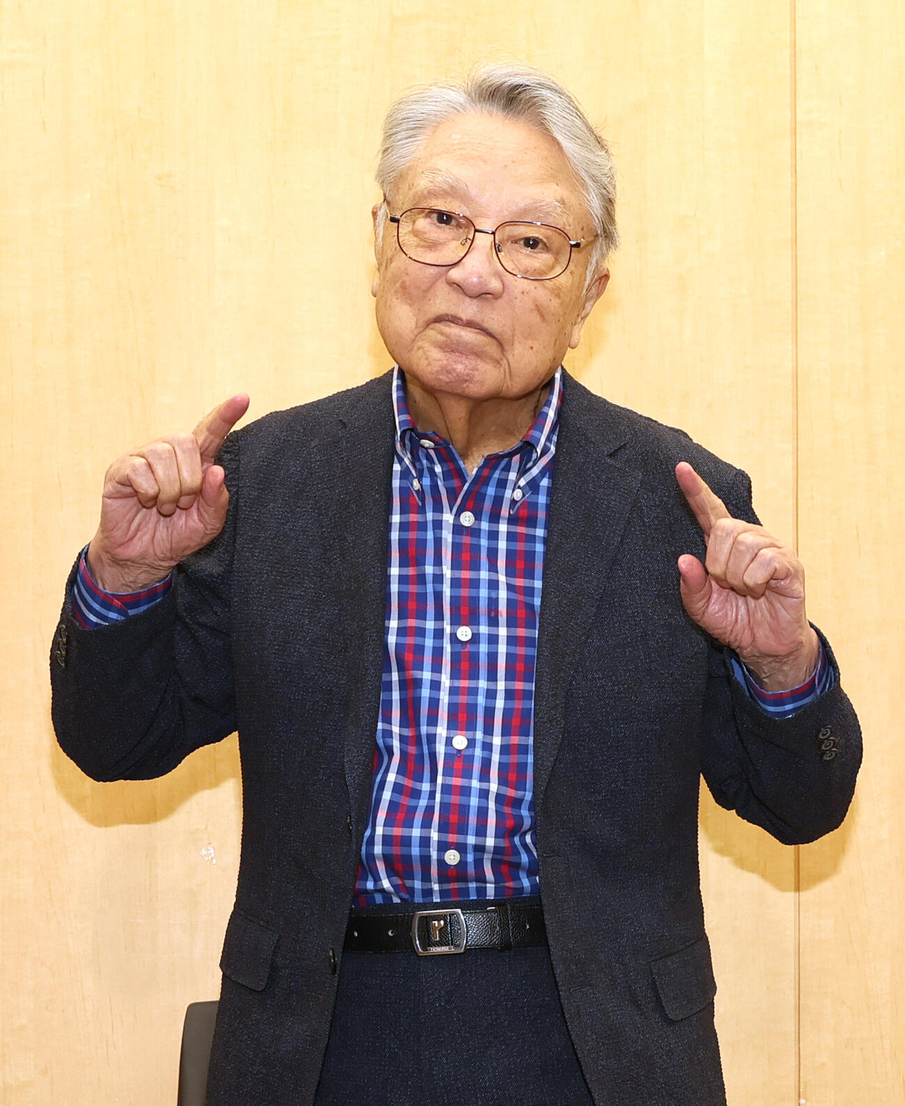 芸能界引退を表明していた伊東四朗はラジオの収録を終え会見でポーズをとる（26年10月撮影）