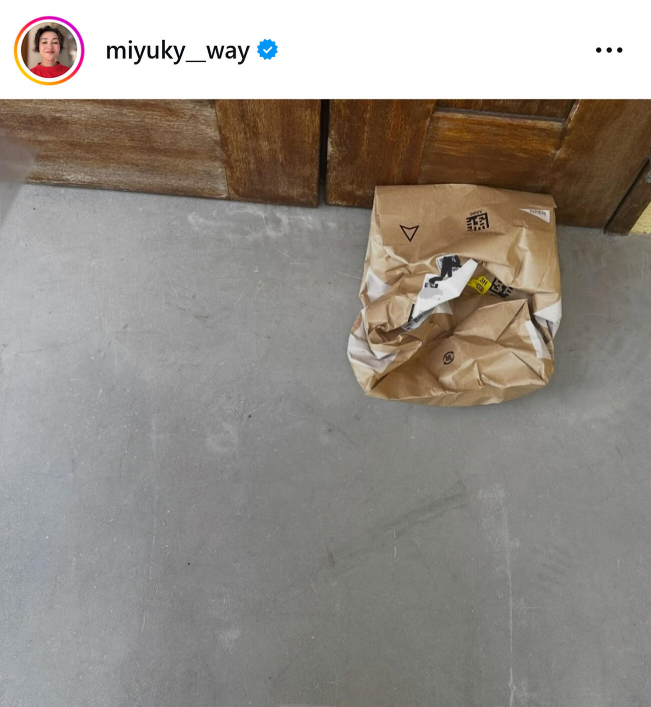 ぐちゃぐちゃになった置き配達の荷物（香坂みゆきのインスタグラムから）