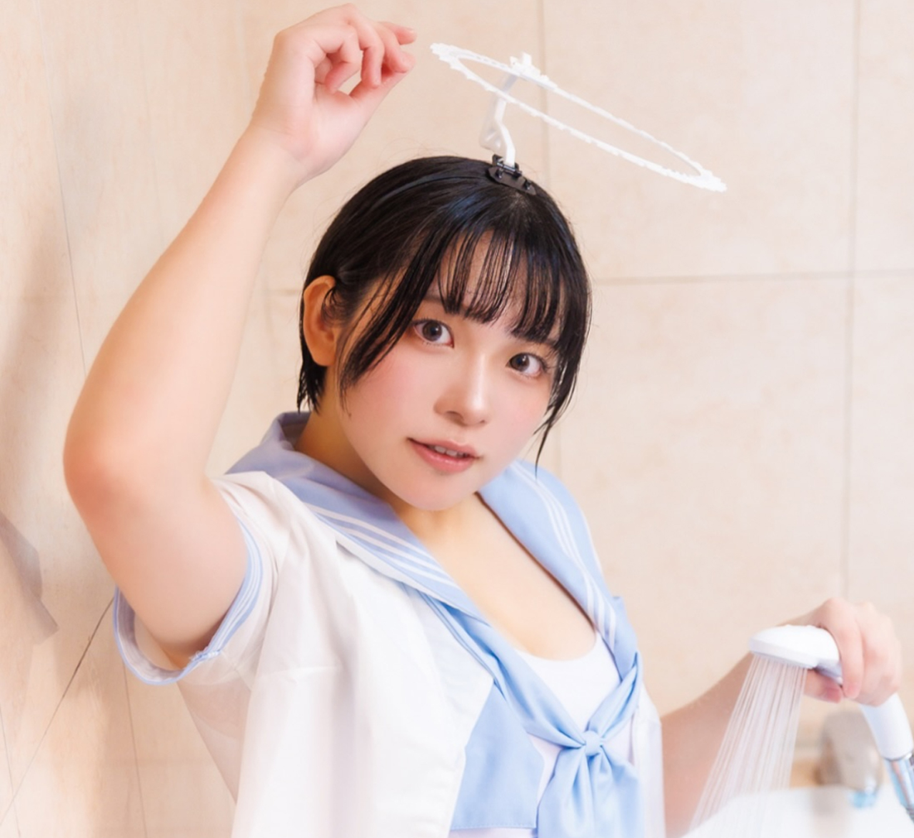スクール水着姿を披露した暫（暫のインスタグラムから）