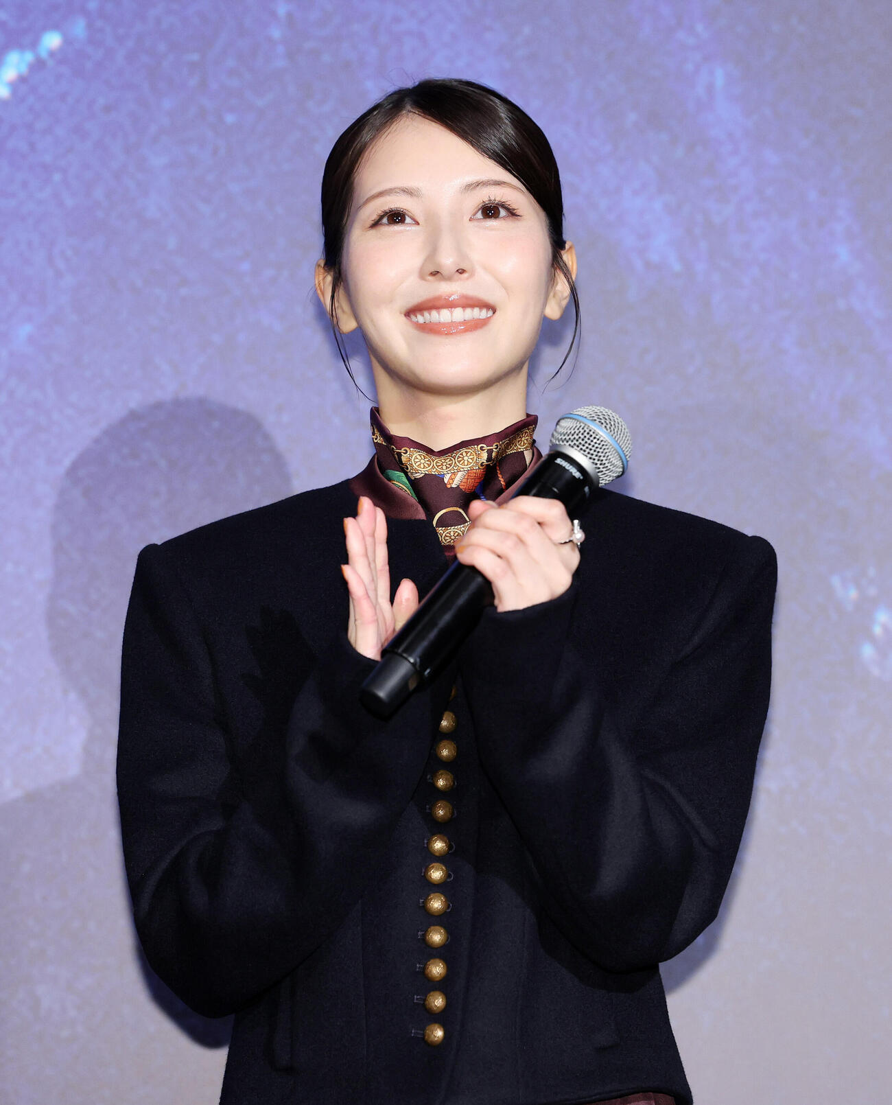 舞台あいさつに臨む浜辺美波（撮影・鈴木正人）
