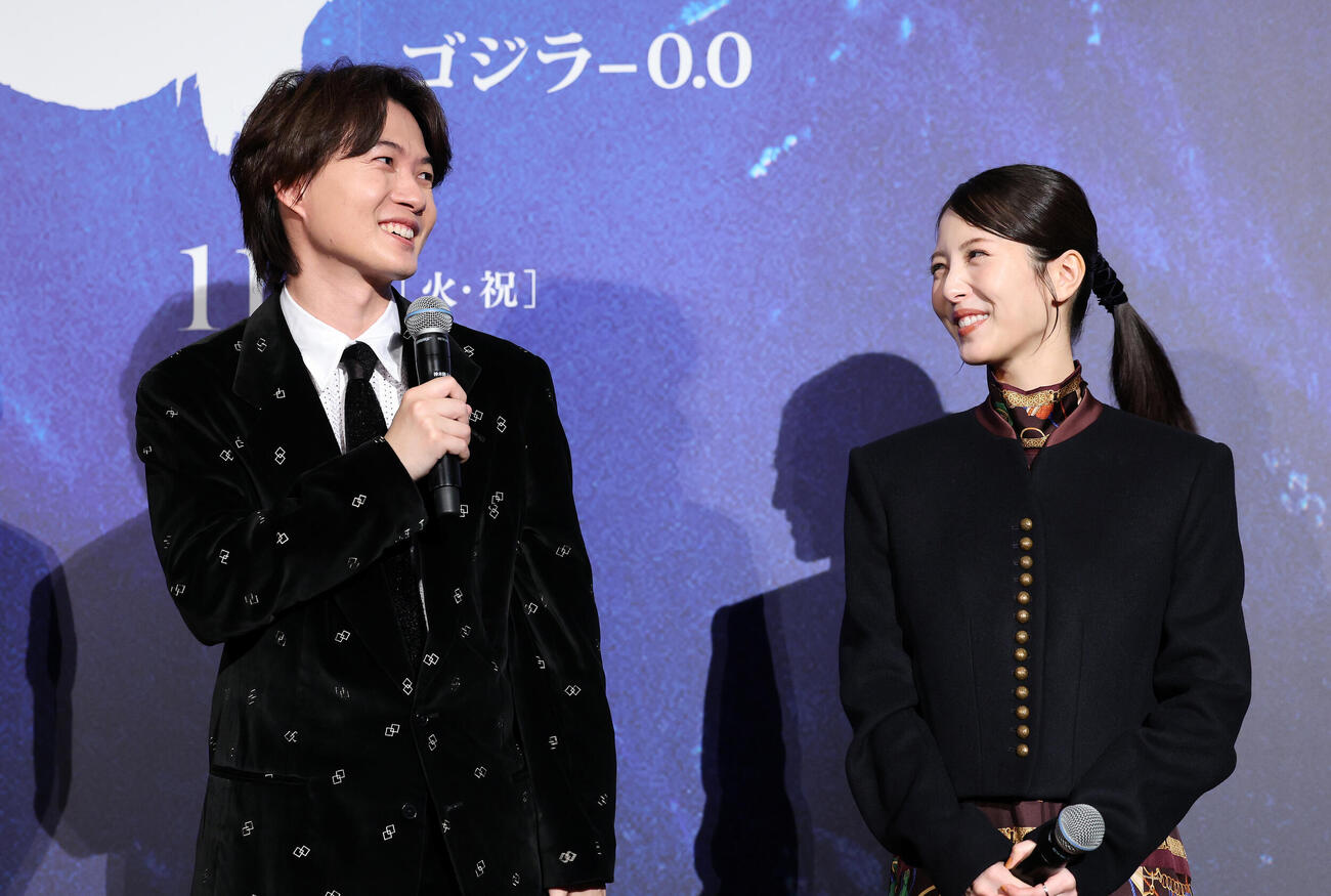 舞台あいさつに臨む神木隆之介（左）と浜辺美波（撮影・鈴木正人）