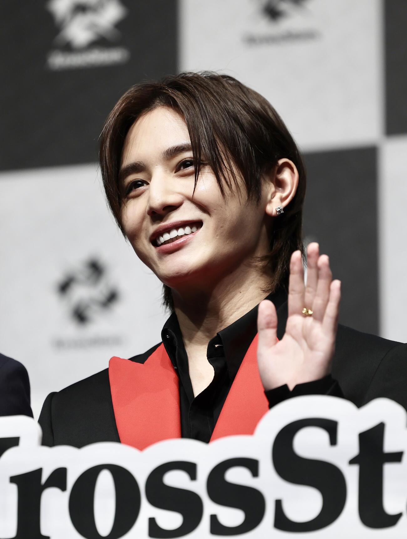 笑顔で手を振るLEOこと山田涼介（撮影・河田真司）