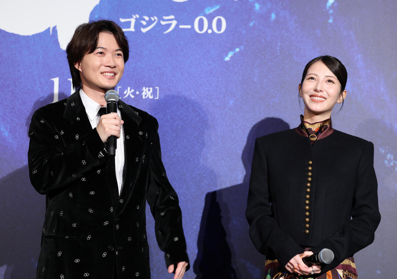 舞台あいさつに臨む神木隆之介（左）と浜辺美波（撮影・鈴木正人）