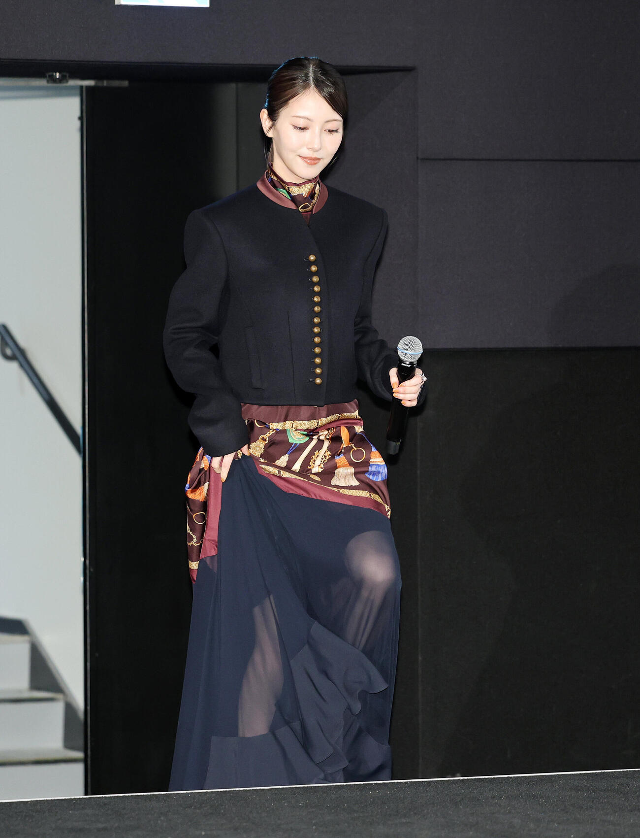 登壇する浜辺美波（撮影・鈴木正人）