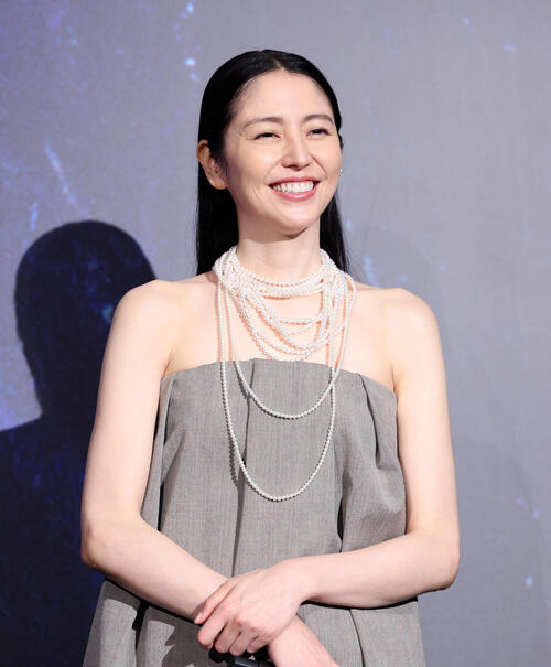 長澤まさみ22年ぶり出演「ゴジラ」は「時代を映す、映し鏡みたいな存在」背中全開の白ドレス姿