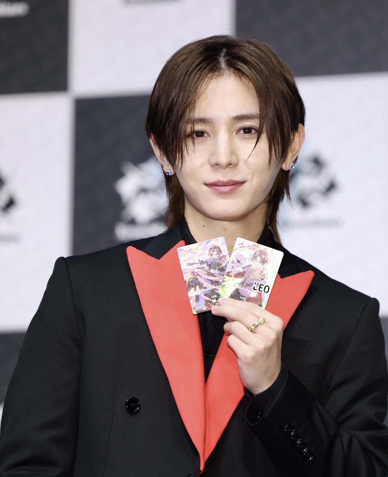 トレーディングカードを手に写真に納まるLEOこと山田涼介（撮影・河田真司）