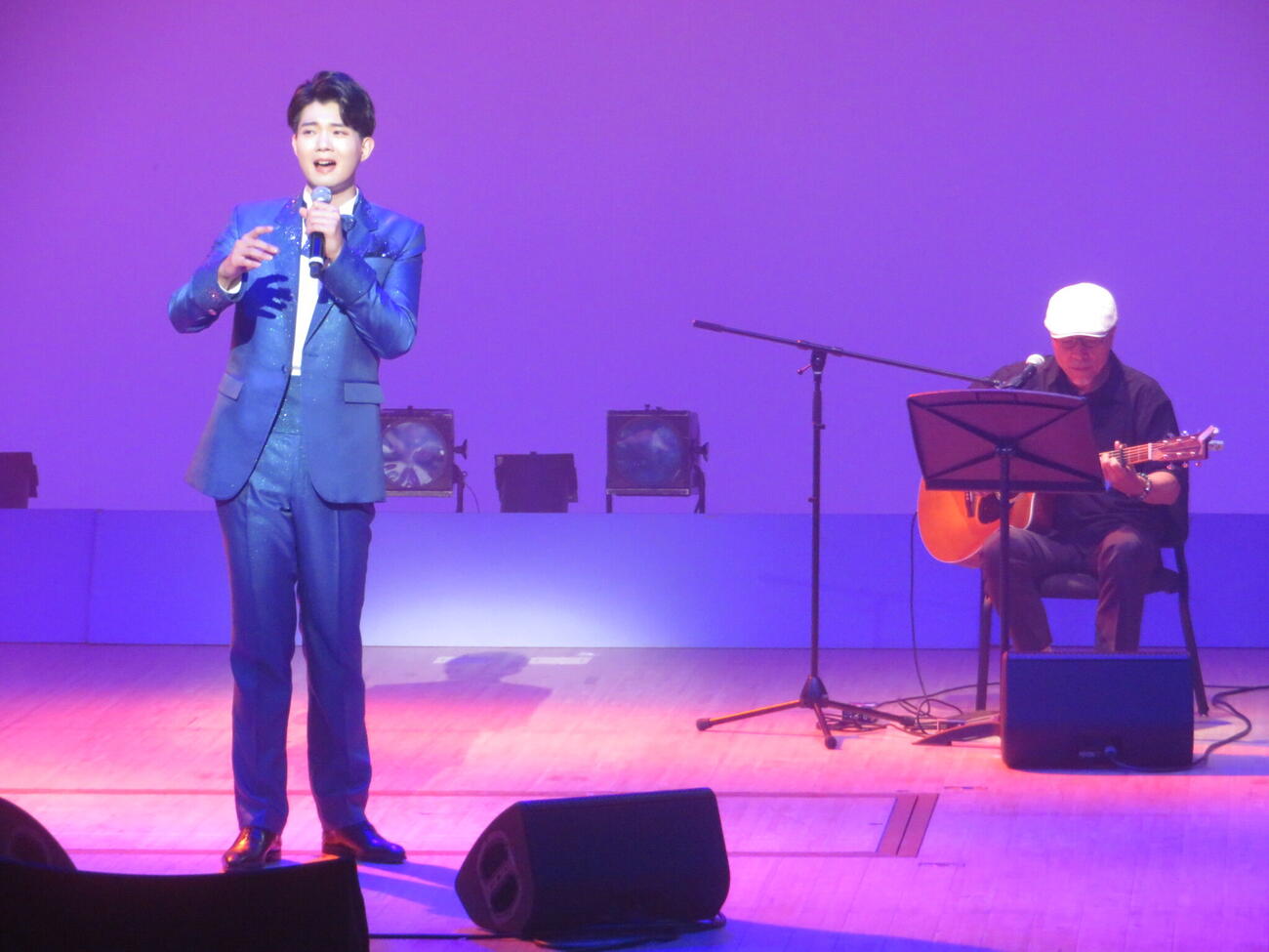 師匠・大谷明裕氏（右）らの演奏で歌唱する亜蘭（撮影・川田和博）