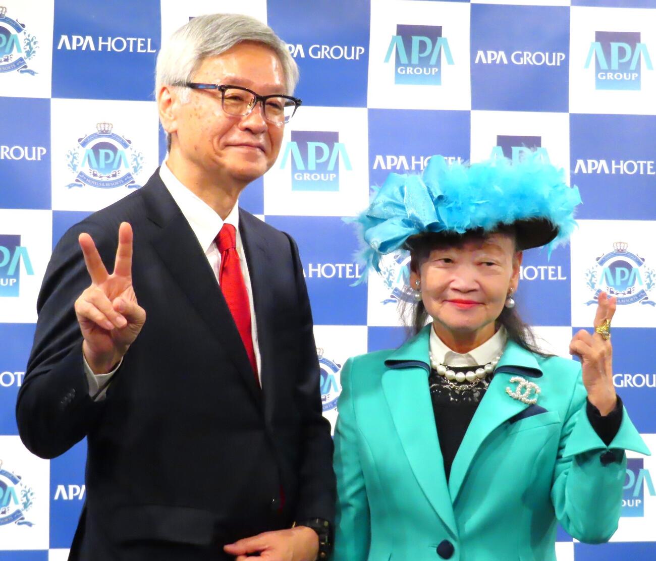 鳥貴族とアパ社長カレーのコラボ企画発表会に登壇したエターナルホスピタリティグループ大倉忠司社長（左）とアパホテル元谷芙美子社長