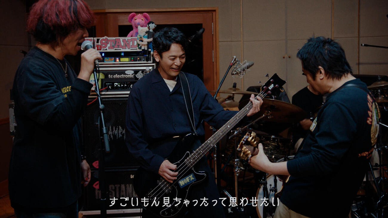 Hi－STANDARDと共演した妻夫木聡（中央）