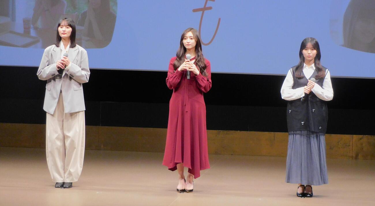 「カップスター劇場『姉といつまでも』特別試写会に登壇した左から乃木坂46遠藤さくら、井上和、瀬戸口心月（撮影・寺本吏輝）
