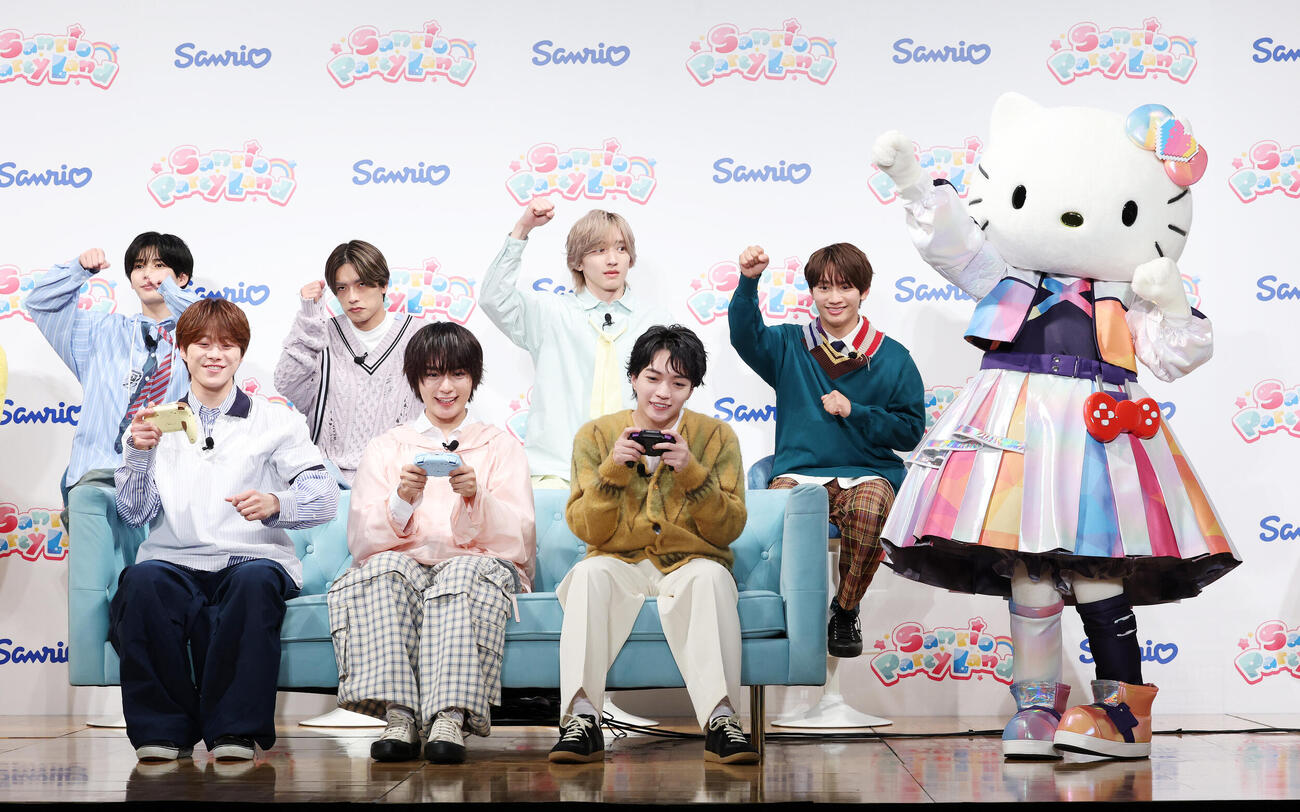 ゲーム「サンリオ　パーティランド」を楽しむ、前列左から大橋和也、大西流星、、西畑大吾、ハローキティ、後列左から長尾謙杜、高橋恭平、道枝駿佑、藤原丈一郎（撮影・鈴木正人）