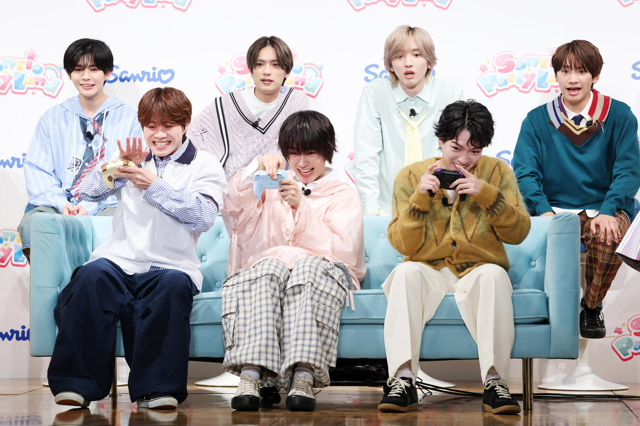 ゲーム「サンリオ　パーティランド」を楽しむ、前列左から大橋和也、大西流星、、西畑大吾、後列左から長尾謙杜、高橋恭平、道枝駿佑、藤原丈一郎（撮影・鈴木正人）