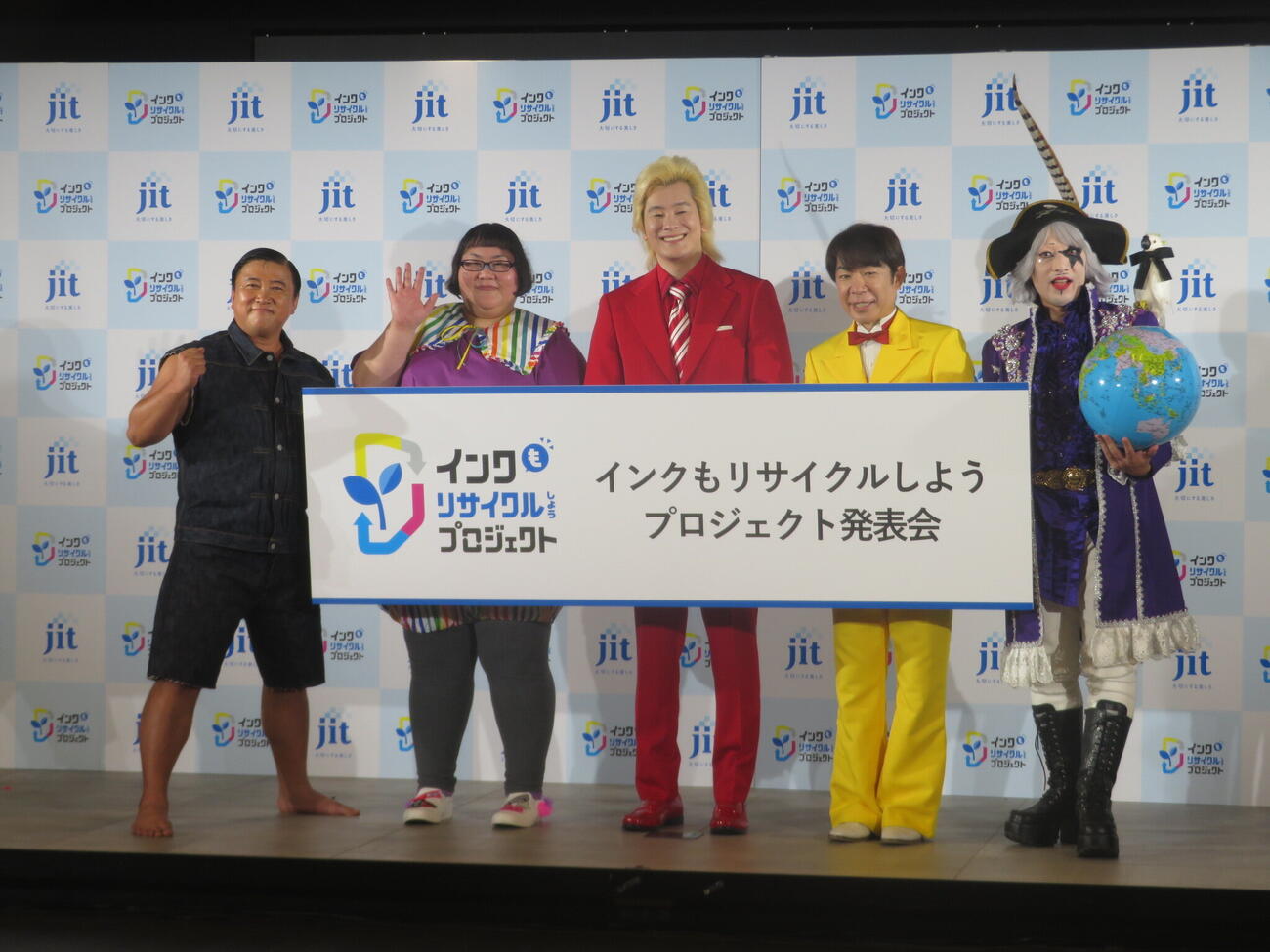 「インクもリサイクルしようプロジェクト」発表会に出席した、左からスギちゃん、安藤なつ、カズレーザー、ダンディ坂野、ゴー☆ジャス（撮影・川田和博）