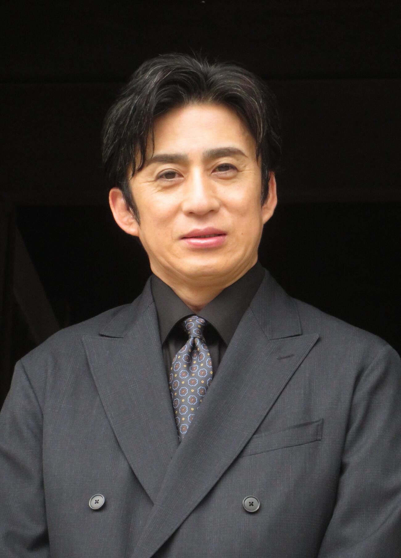 泉岳寺の山門前に立つ松本幸四郎（撮影・松本久）