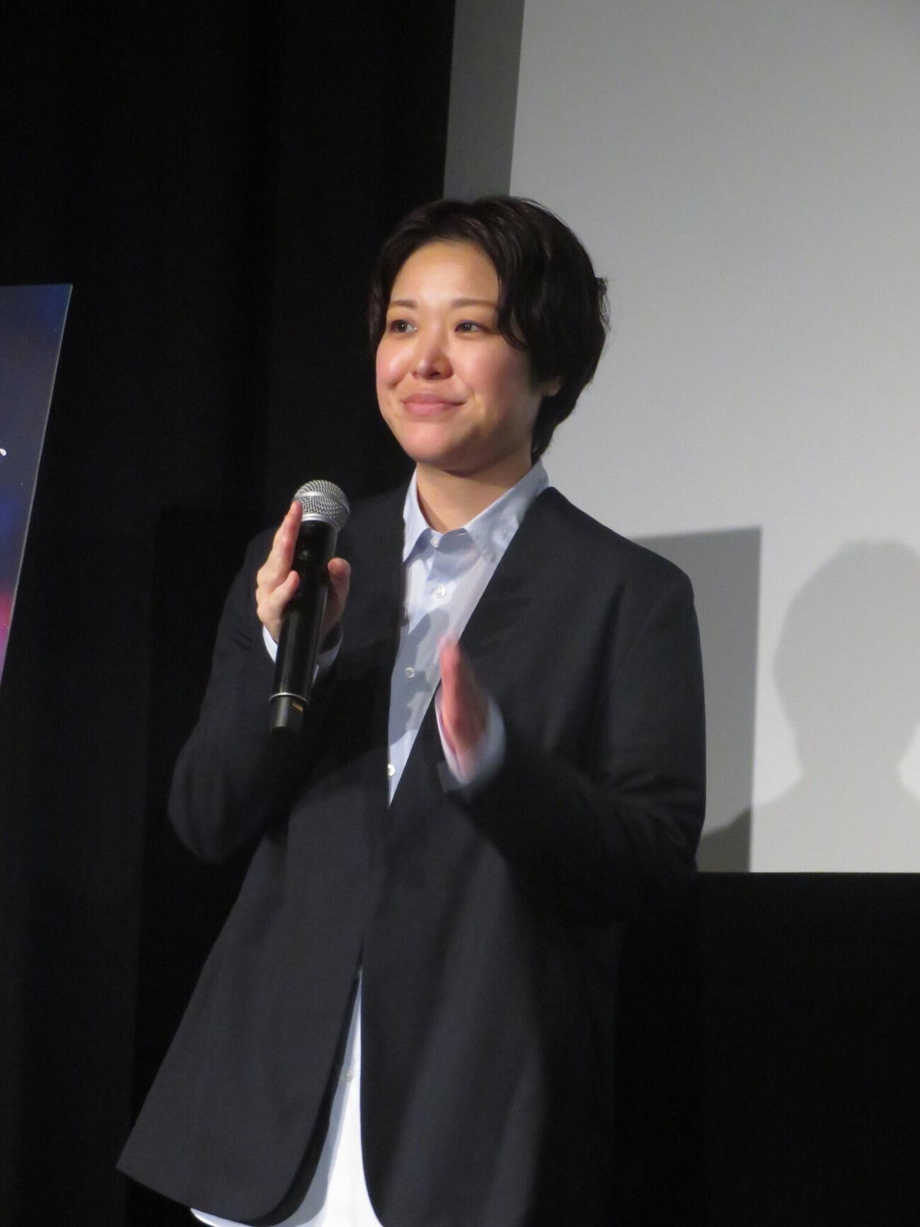 映画「てんてん　ずっと独身でいるつもり？」の完成披露特別試写会で舞台あいさつを行った箱田優子監督