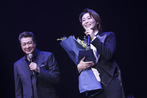 山川豊の45周年コンサートに氷川きよしがサプライズ登場　先輩後輩の永遠の絆をアピール