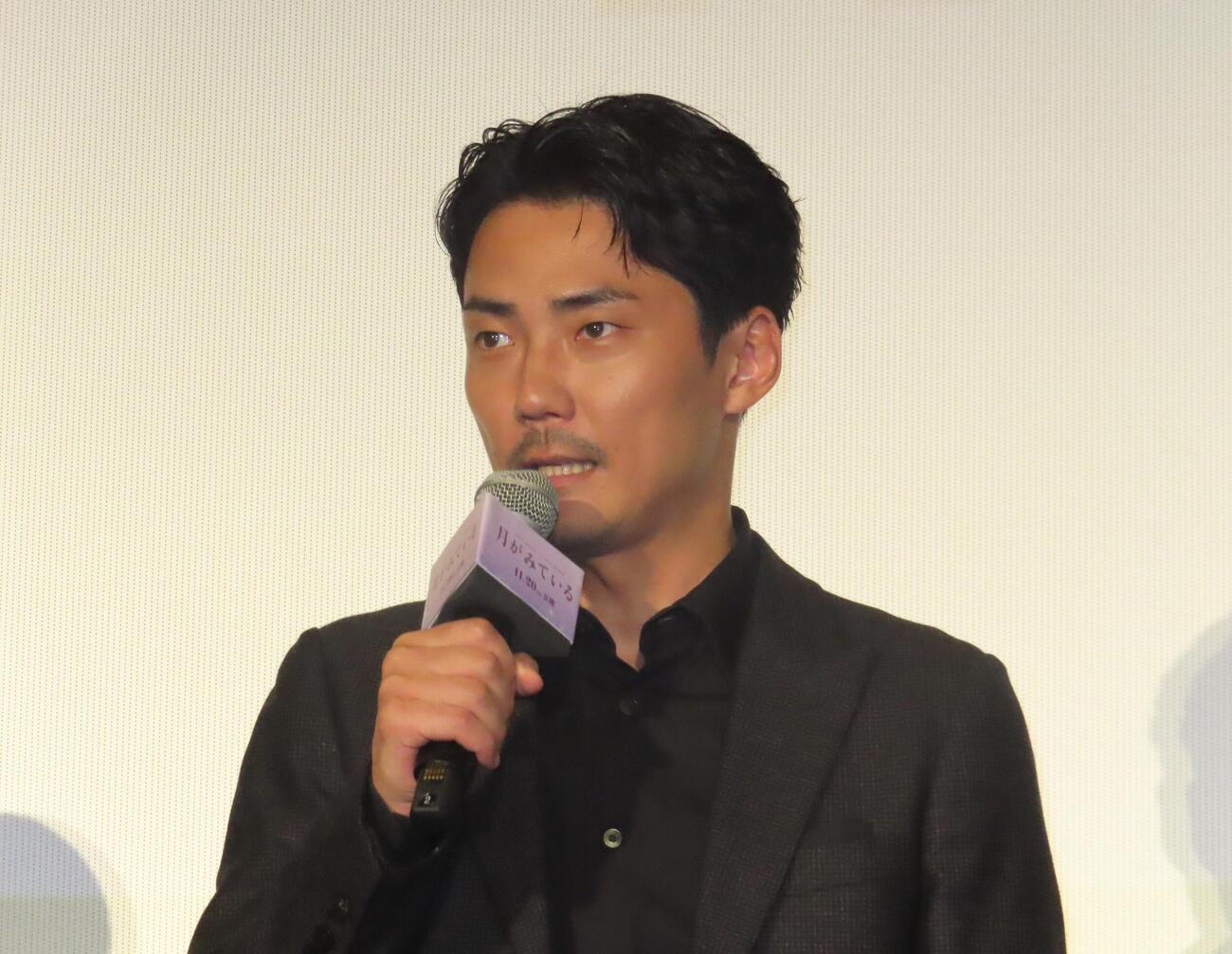 映画「月がみている」（渡邉直子監督、11月20日公開）完成披露イベントに出席した毎熊克哉