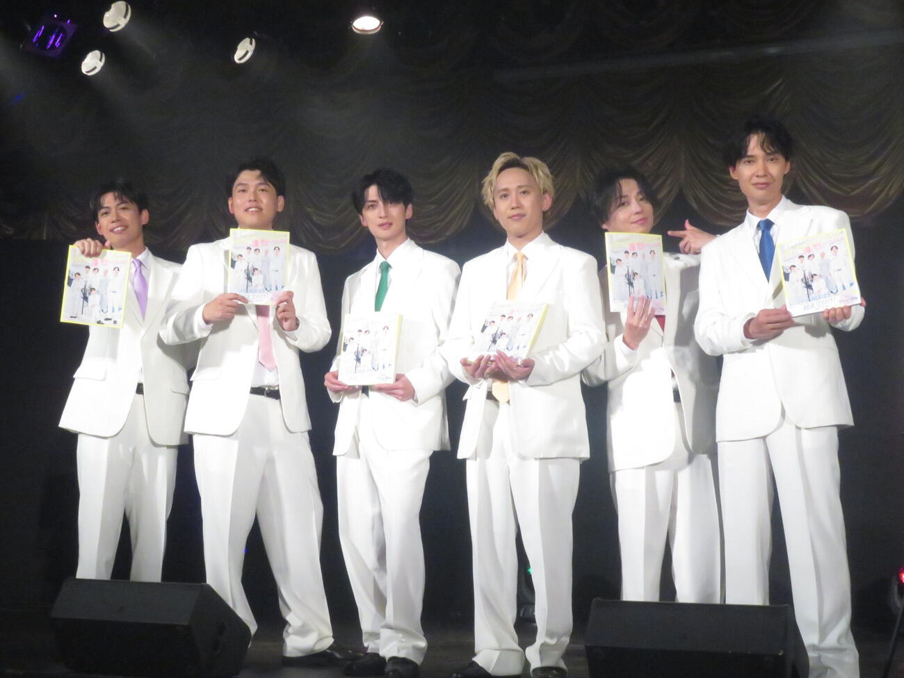 初の写真集を発売する漫烈の左から「ハマー」ことカベポスター浜田順平、「ヒガシティー」ことダブルヒガシ東良介、「のりのん」ことツートライブたかのり、「てち」こと黒帯てらうち、「HERO」ことデルマパンゲ広木英介、「さっくん」こと祗園櫻井健一朗