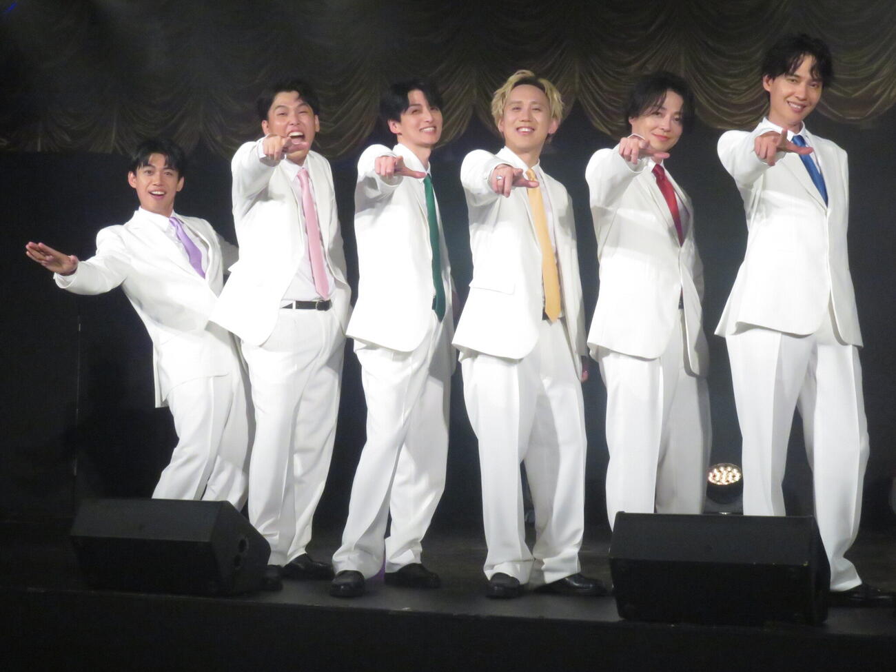 初の写真集を発売する漫烈の左から「ハマー」ことカベポスター浜田順平、「ヒガシティー」ことダブルヒガシ東良介、「のりのん」ことツートライブたかのり、「てち」こと黒帯てらうち、「HERO」ことデルマパンゲ広木英介、「さっくん」こと祗園櫻井健一朗