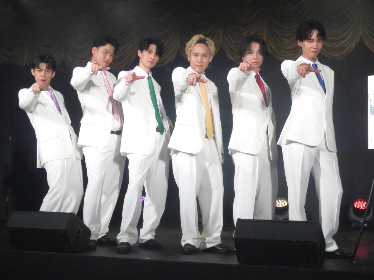 初の写真集を発売する漫烈の左から「ハマー」ことカベポスター浜田順平、「ヒガシティー」ことダブルヒガシ東良介、「のりのん」ことツートライブたかのり、「てち」こと黒帯てらうち、「HERO」ことデルマパンゲ広木英介、「さっくん」こと祗園櫻井健一朗