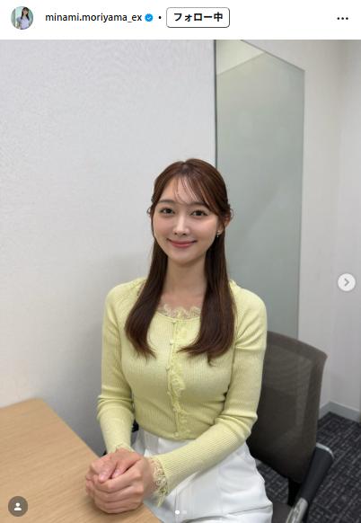 タイトなニットに白いパンツの上品スタイルでほほえむ森山みなみアナ（テレビ朝日の森山みなみアナのインスタグラムから）