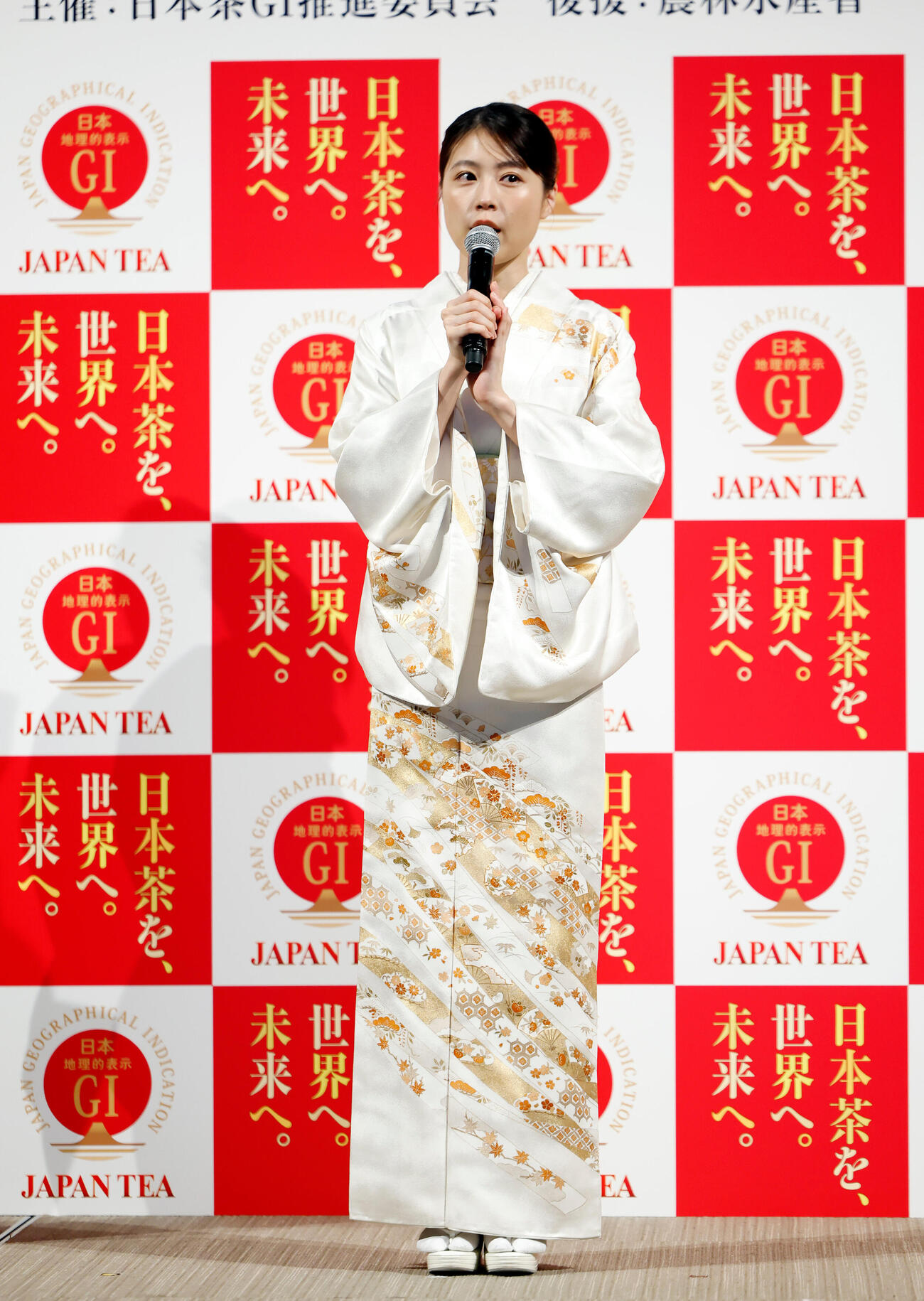 白＆金の上品な着物姿の有村架純（撮影・山本朝陽）