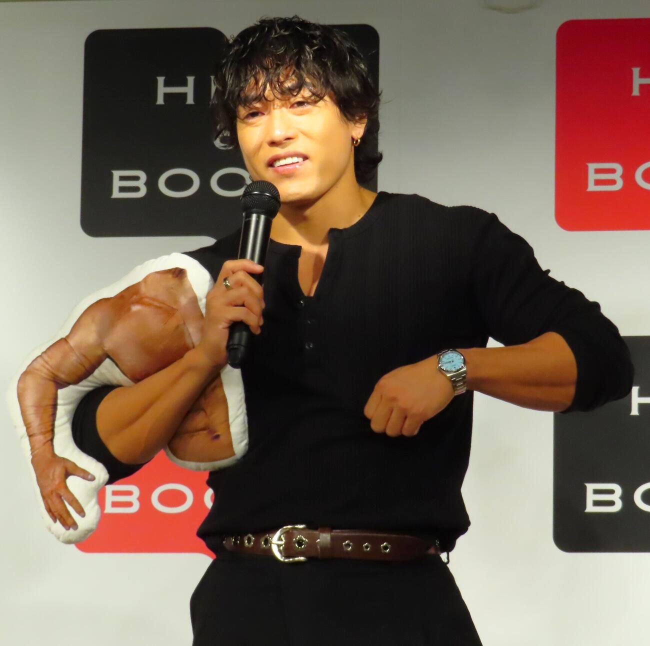 筋肉クッションを手にする中務裕太