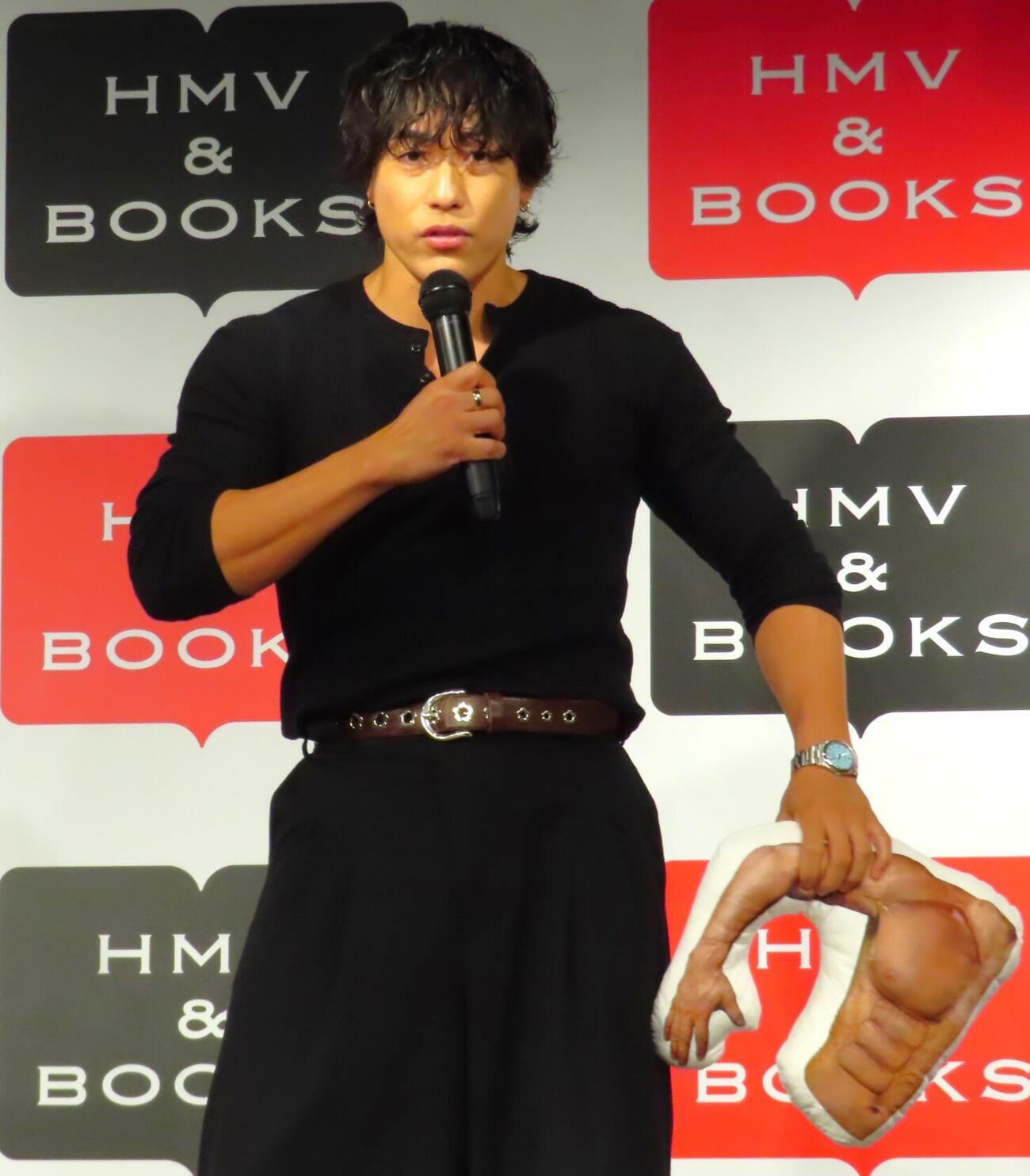 筋肉クッションを手にする中務裕太