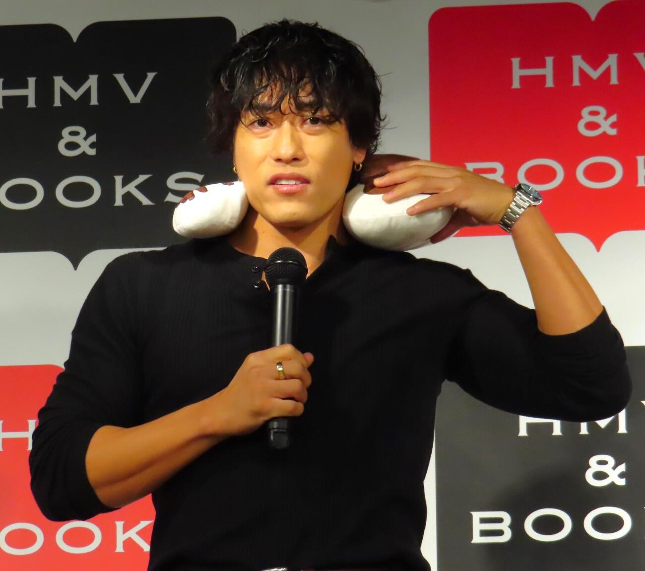 筋肉クッションの使い方を実演する中務裕太