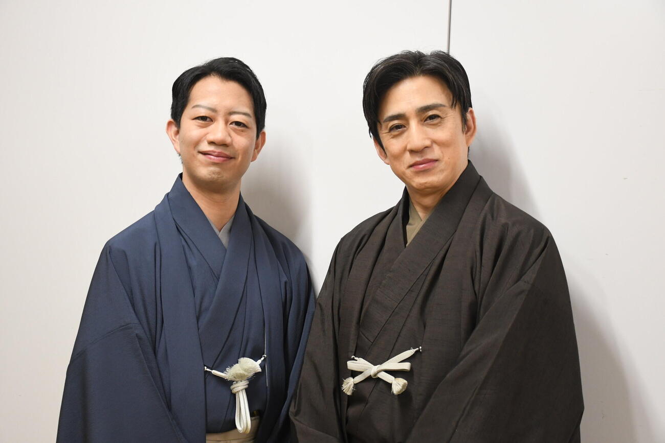 阪急うめだ本店での特別トークショーに出演した松本幸四郎（右）と中村壱太郎（撮影・阪口孝志）