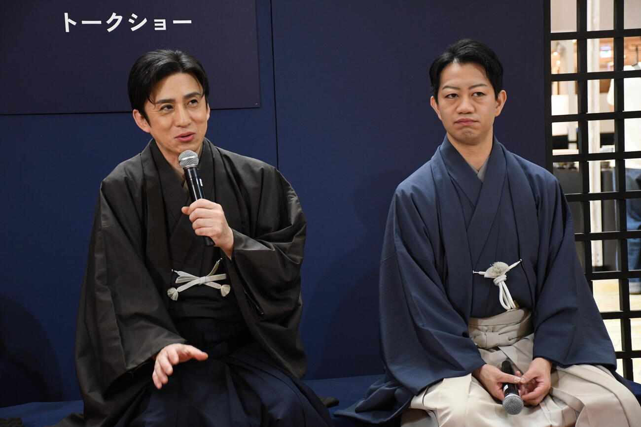 阪急うめだ本店での特別トークショーに出演した松本幸四郎（左）と中村壱太郎（撮影・阪口孝志）