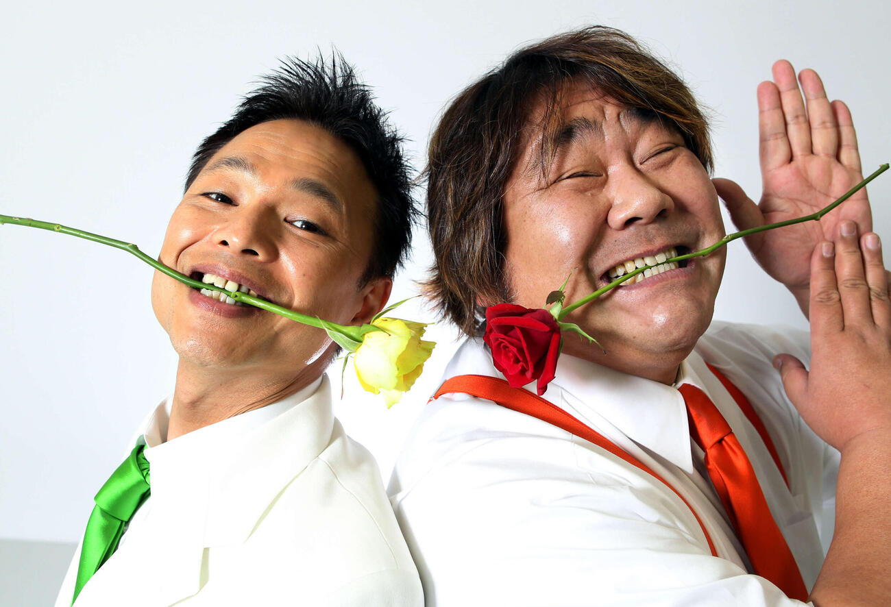 ホンジャマカの恵俊彰（左）、石塚英彦（2010年1月撮影）
