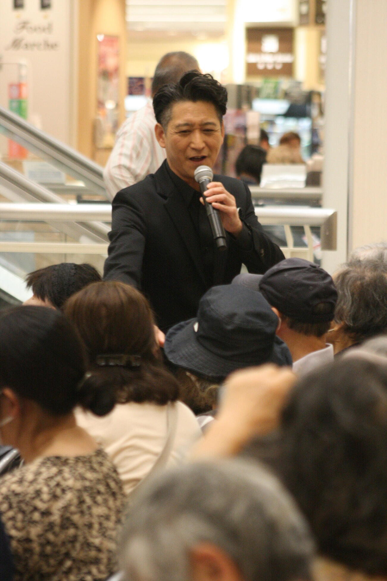 新曲「東京ひとり」のリリース記念キャンペーンを行った走裕介