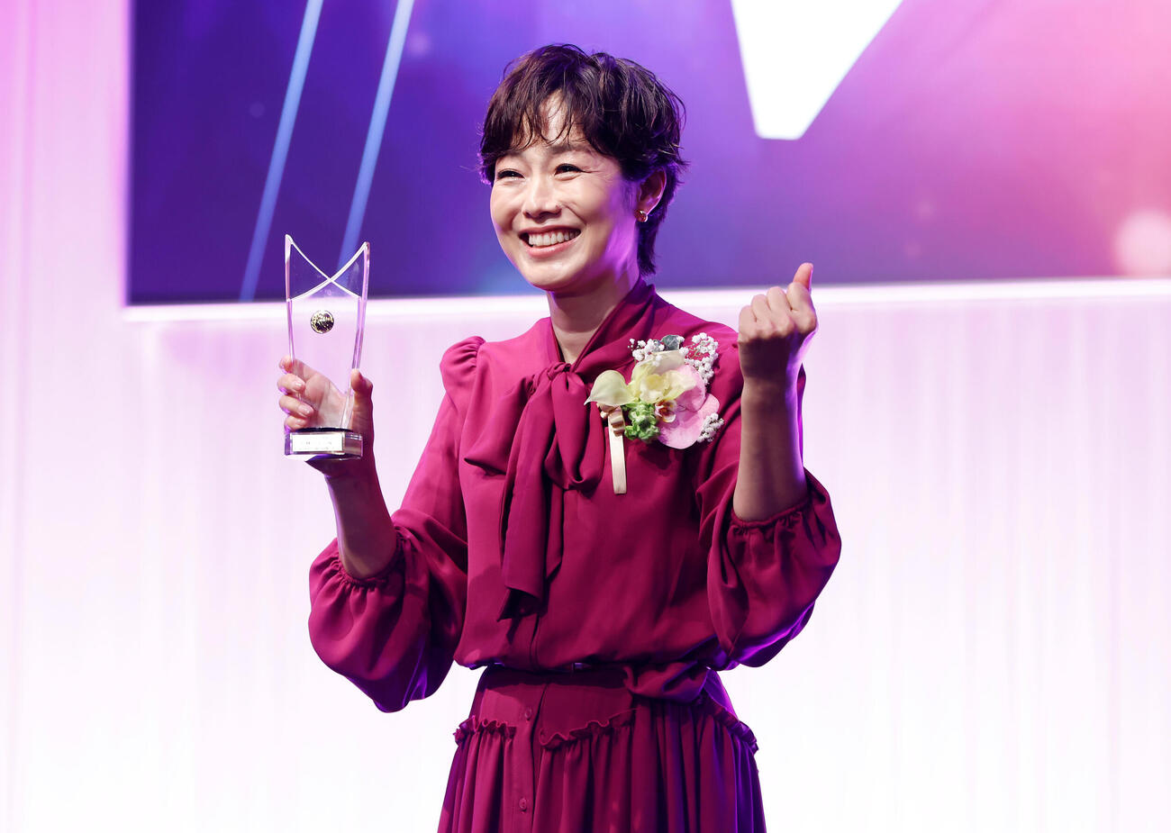 記念撮影でガッツポーズをする有働由美子（撮影・山本朝陽）