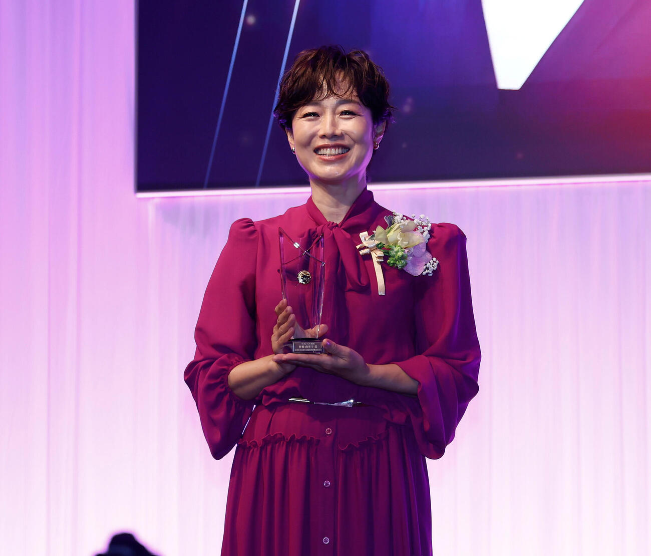 記念撮影を行う有働由美子（撮影・山本朝陽）