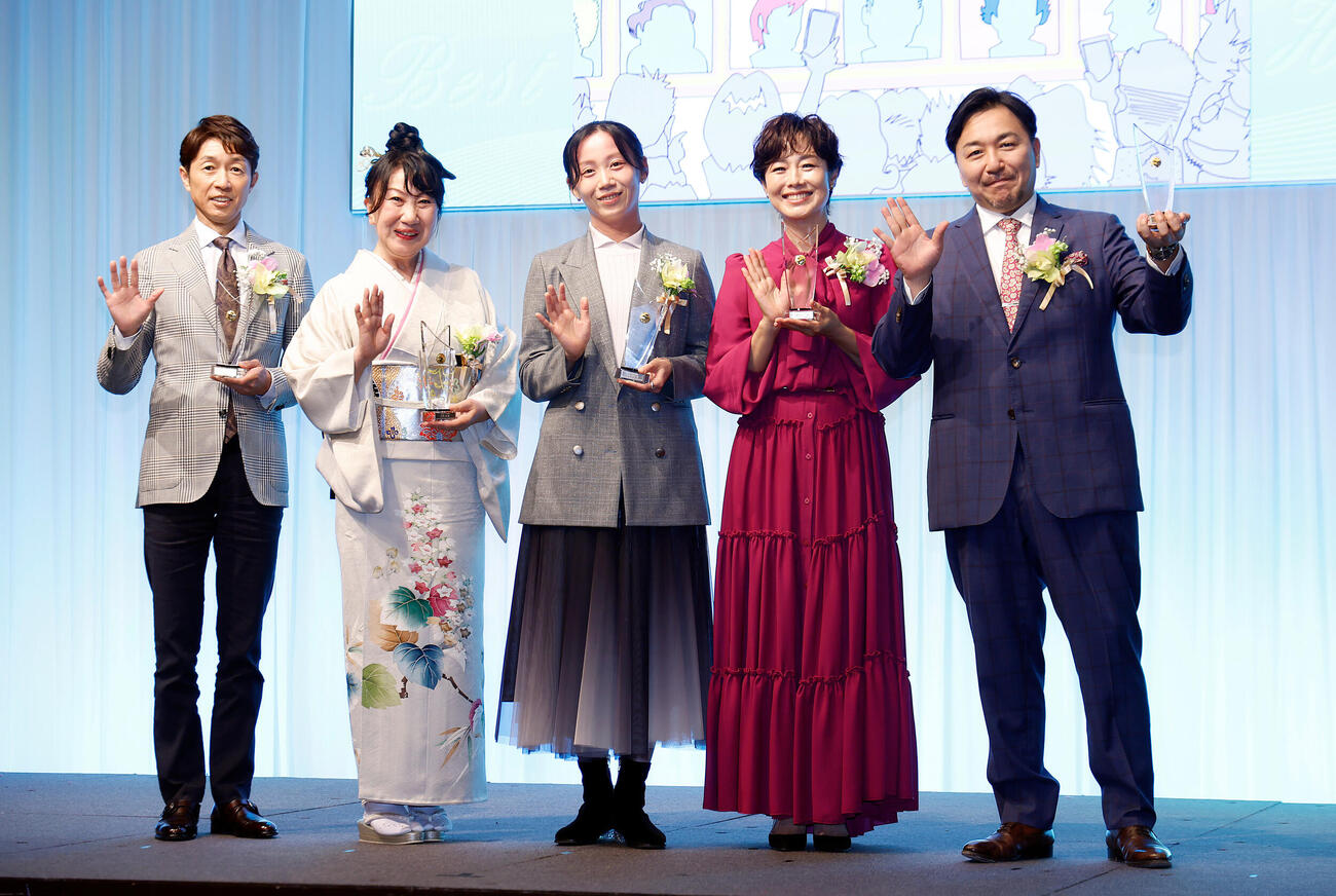 記念撮影を行う受賞者、左から武豊、室井滋、高木美帆さん、有働由美子、今村翔吾氏（撮影・山本朝陽）
