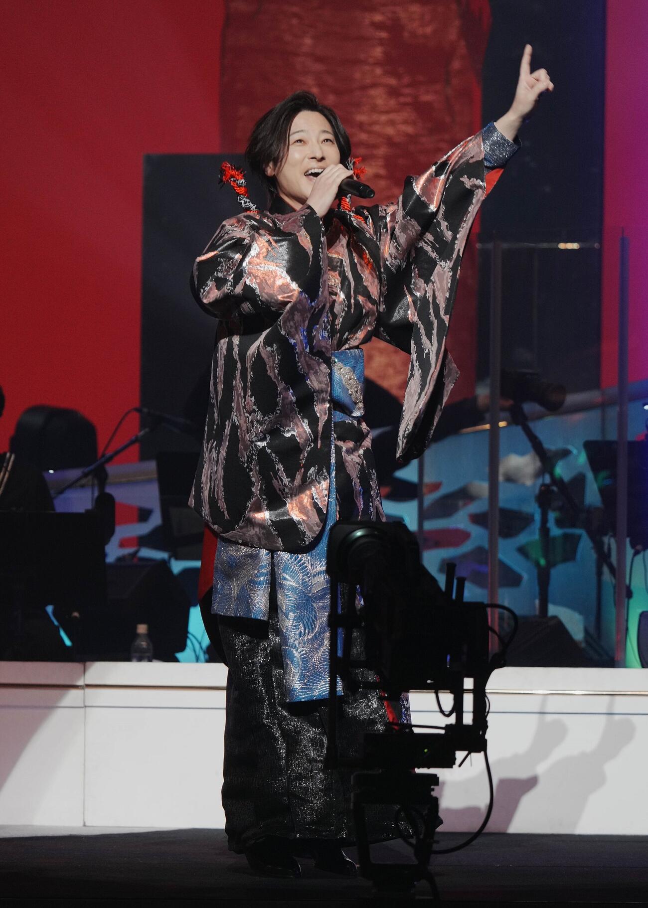 「山内惠介五大都市コンサートツアー2026～明鏡止水、この世は祭り～」東京公演で熱唱する山内惠介