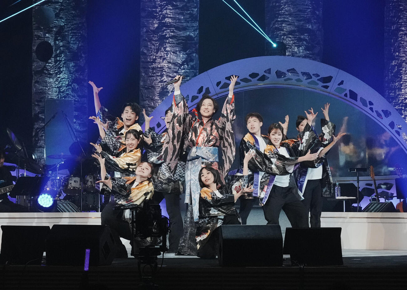 専門学校生8人と「この世は祭り」を披露する山内惠介