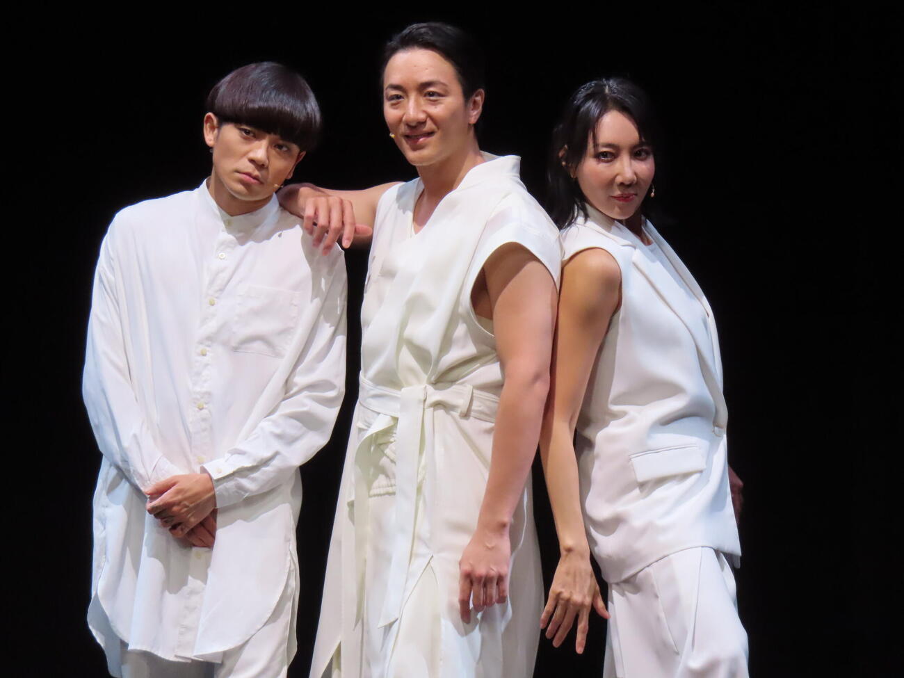 舞台「PASSION－北斎の描く夢－」囲み取材に登壇した、左からKELO、大貫勇輔、柚希礼音（撮影・鎌田良美）