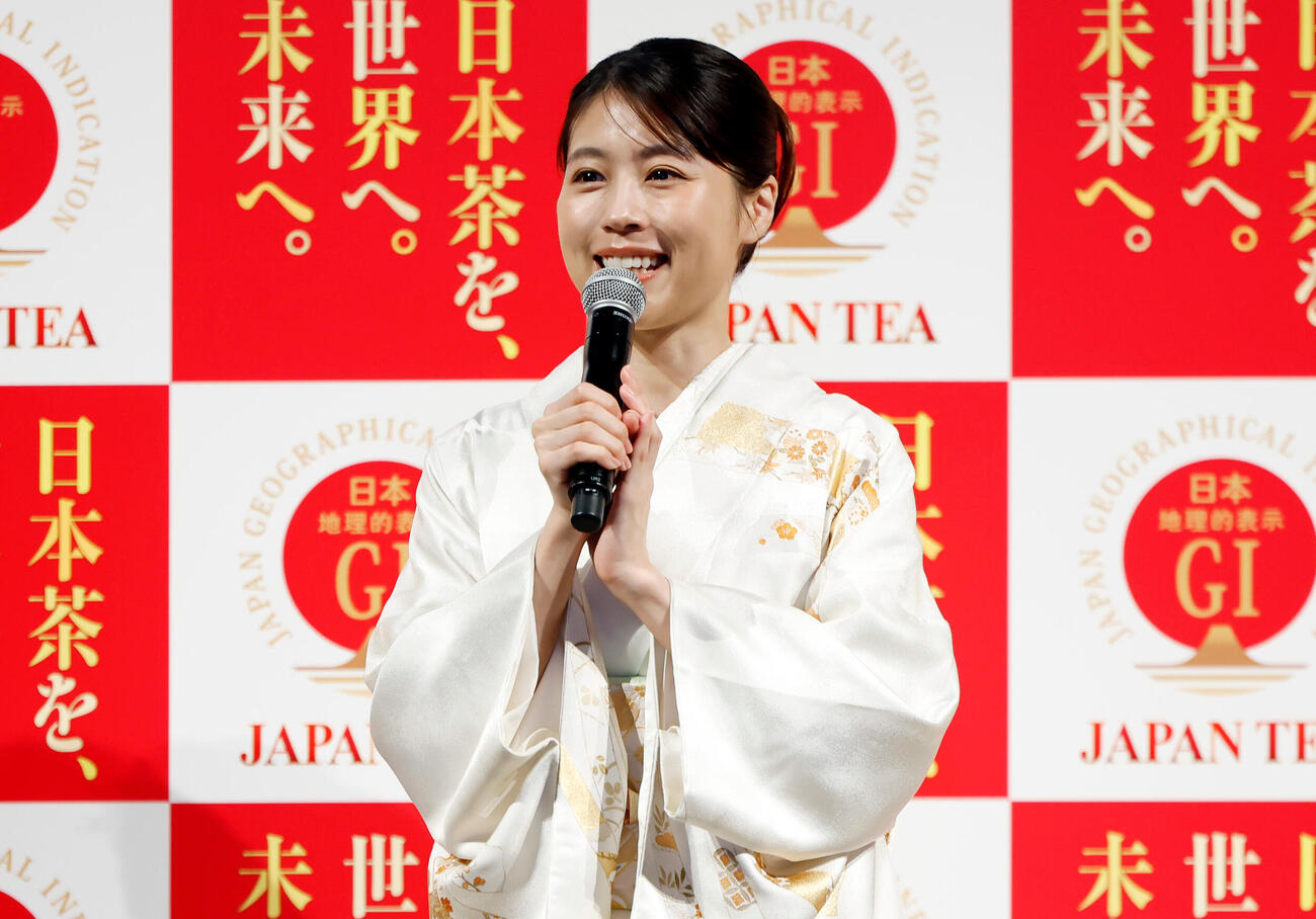 登壇し、笑顔で話す有村架純（撮影・山本朝陽）